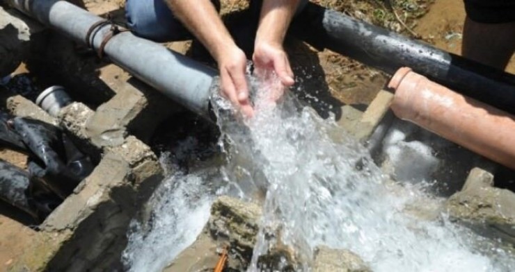الخليل: قوات الاحتلال تزيل شبكة المياه الرئيسية لقرية سوسيا