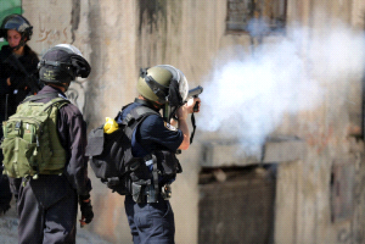القدس: إصابة شاب برصاصة معدنية في عينه بمخيم قلنديا 