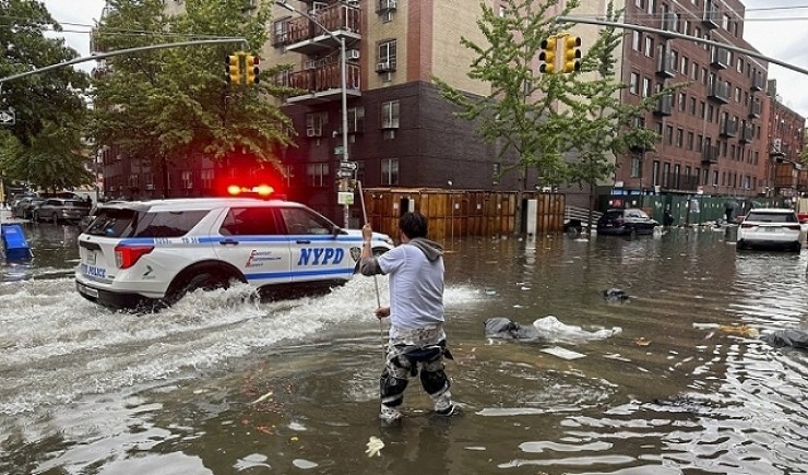 نيويورك: أمطار غزيرة تغمر الطرق وتعطل مترو الأنفاق