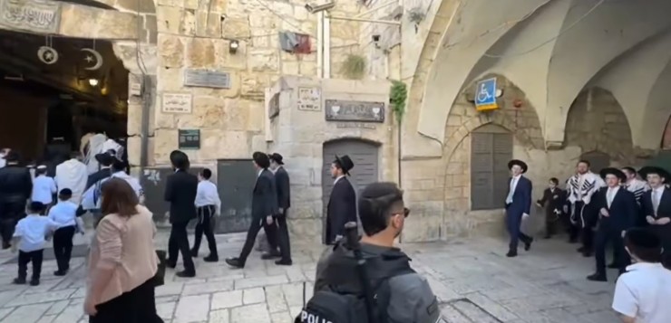القدس: مستوطنون يؤدون طقوسا تلمودية في البلدة القديمة 