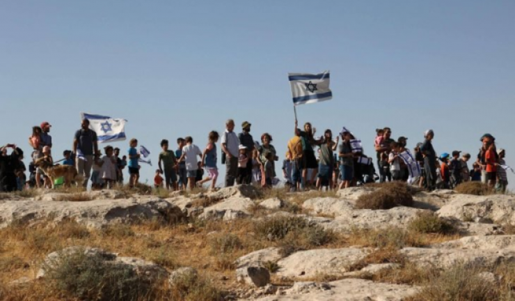 بيت لحم: مستوطنون يرفعون أعلاما اسرائيلية فوق أراضٍ في قرية ارطاس 