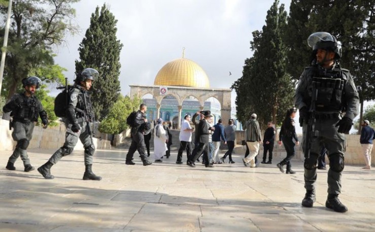 بحماية شرطة الاحتلال.. مستوطنون يقتحمون المسجد الأقصى 