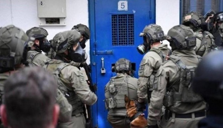 وحدات القمع الإسرائيلية تقتحم قسم 5 في سجن ريمون وتنقل جميع الأسرى 