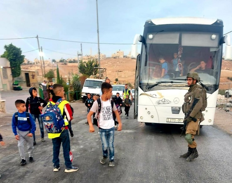 قوات الاحتلال تعيق وصول المعلمين والطلبة إلى 27 مدرسة شرق يطا 