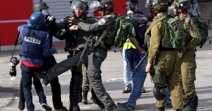 قوات الاحتلال تحتجز ناشطا وثلاثة صحفيين عند حاجز عسكري في الأغوار
