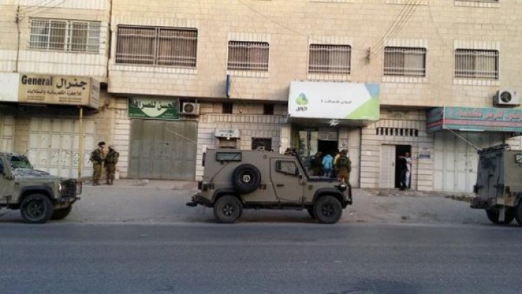 نابلس: قوات الاحتلال تغلق محال تجارية في حوارة