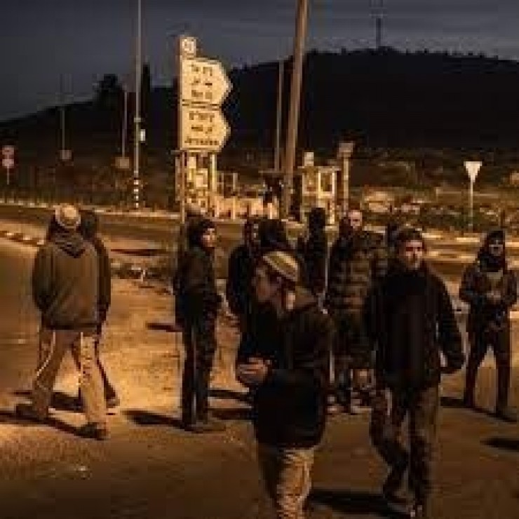 القدس: مستوطنون يهاجمون بلدة مخماس