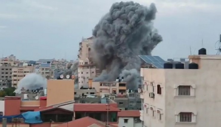 طائرات الاحتلال تدمر برج فلسطين وسط غزة