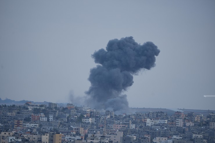 طائرات الاحتلال الإسرائيلي تستهدف منزلين ومسجدا شمال غزة