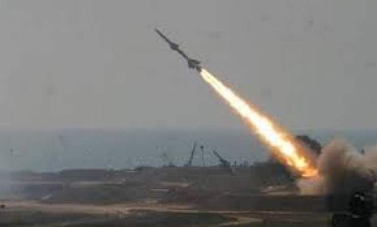الحوثيون يعلنون إطلاق دفعة من الصواريخ البالستية والطائرات المسيرة على مواقع إسرائيلية
