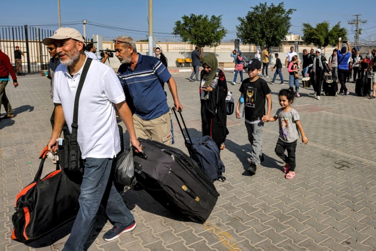 خروج عشرات الأجانب والفلسطينيين حاملي الجنسيات المزدوجة من غزة إلى مصر