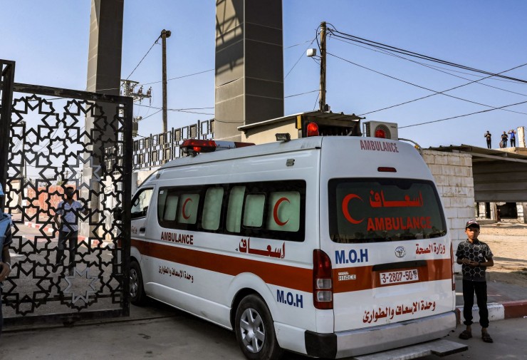 شاهد: بدء دخول مصابين من الحالات الحرجة في قطاع غزة إلى مستشفيات شمال سيناء