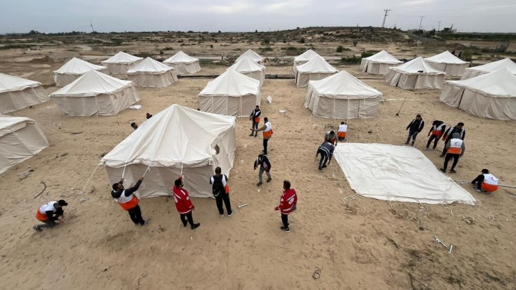 مصر تقيم مخيمات ضخمة للفلسطينيين بطلب من السيسي