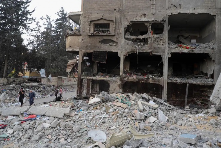 10 شهداء بينهم أطفال وعدد من الجرحى في قصف الاحتلال منزلا في النصيرات