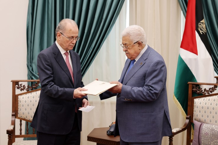 رئيس الوزراء المكلف يقدم برنامج عمل الحكومة وتشكيلتها للرئيس عباس لنيل الثقة