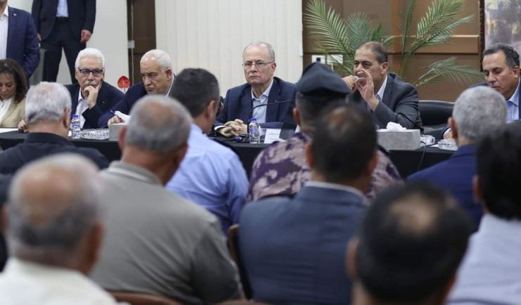 رئيس الوزراء يعود الجرحى ويوجه لمعالجة تداعيات عدوان الاحتلال على مخيم نور شمس