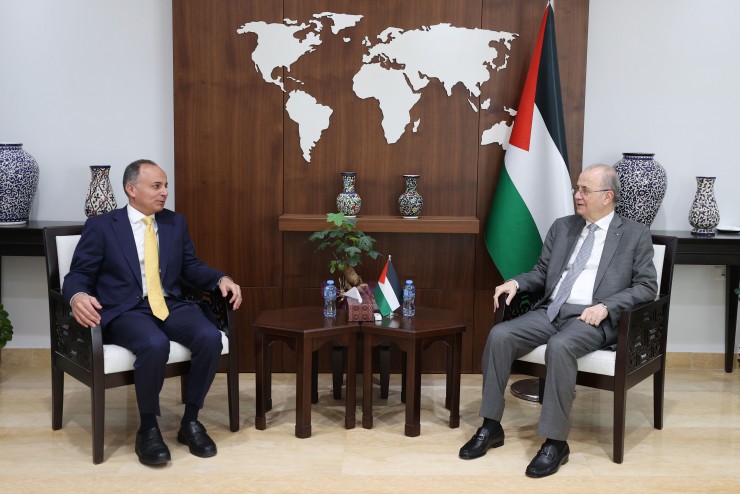 رئيس الوزراء يلتقي السفير المصري لدى فلسطين (تفاصيل) 