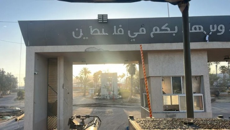غزة: قوات الاحتلال تحرق صالة المغادرين في معبر رفح