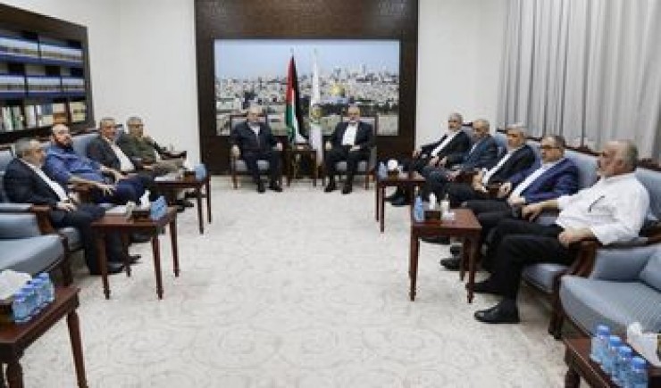 وفد «الديمقراطية» يلتقي 
