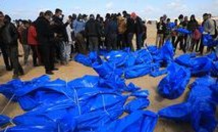 اهالي خانيونس يدفنون جثامين 84 شهيدا سلمهم الاحتلال عقب اختطافهم