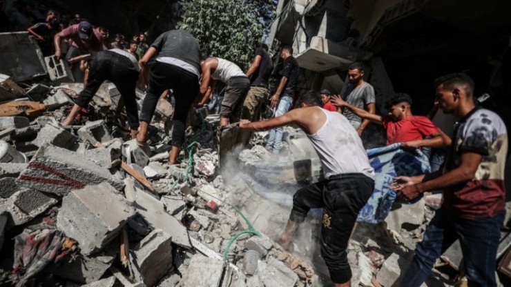 الحرب في يومها الـ 320: الاحتلال يواصل استهداف خيم النازحين ومراكز الإيواء وتجمعات المواطنين ومنازل وأراضٍ زراعية