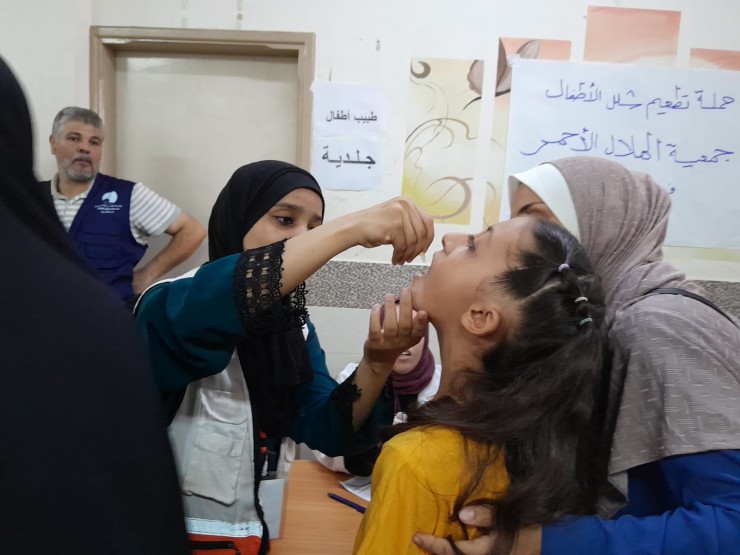 في مركز فتحي عرفات: حملة تطعيم شلل الأطفال تجمع أطفال غزة (صور) 
