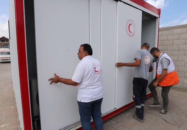 غرفة عمليات متنقلة: حل ميداني مبتكر برؤية الهلال الأحمر الفلسطيني لتلبية احتياجات المرضى في غزة