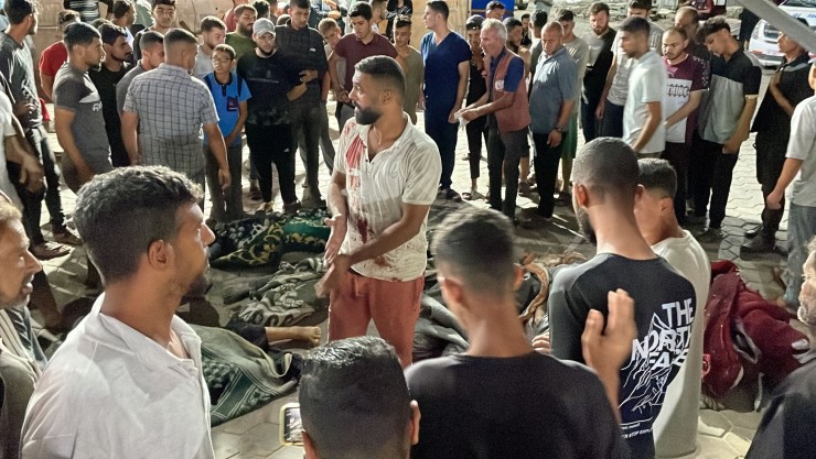 مجزرة جديدة.. شهداء وجرحى في قصف إسرائيلي لمسجد يؤوي نازحين في دير البلح