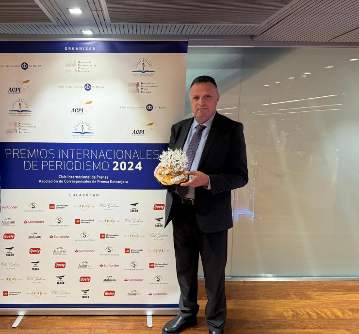   أبو بكر يتسلم جائزة نادي الصحافة الدولية لعام 2024 في مدريد