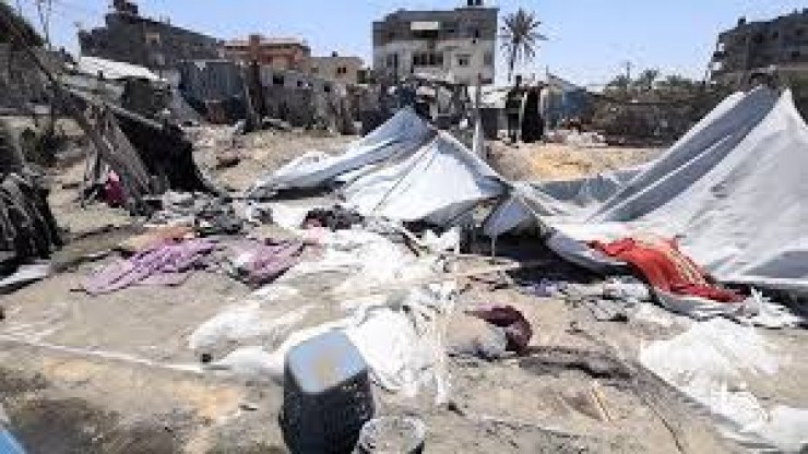 شاهد:  10 شهداء في قصف خيمة لنازحين غرب خان يونس