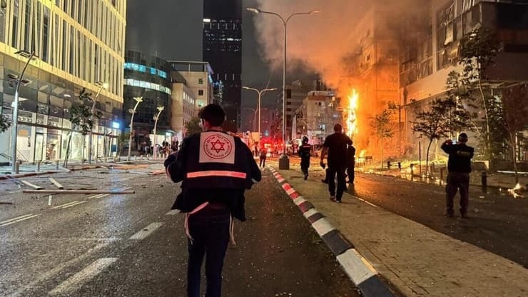 عقب انفجارات ضخمة .. إصابة 5 إسرائيليين أحدهم بجروح خطرة بتل أبيب بصواريخ حزب الله