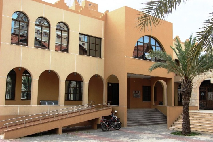 رغم الحرب والدمار.. كلية تنمية القدرات الجامعية التابعة للهلال الأحمر الفلسطيني تقود مسيرة العلم