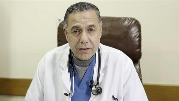 مكبلاً بالأصفاد في حالةٍ من الإرهاق والتعب.. أول ظهور لمدير مستشفى كمال عدوان في سجن إسرائيلي