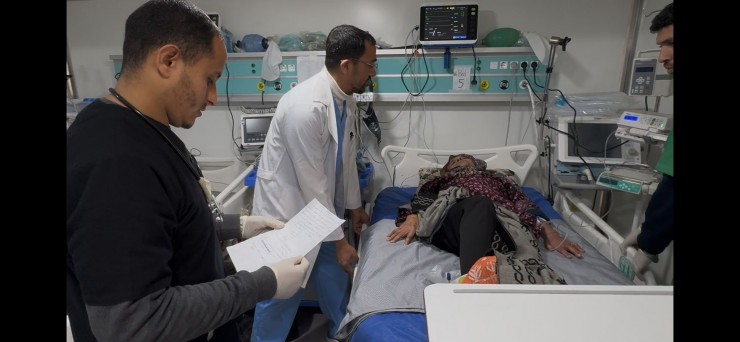 مستشفى الهلال الأحمر الميداني في مدينة غزة يستقبل عشرات المرضى في يومه الأول (صور) 