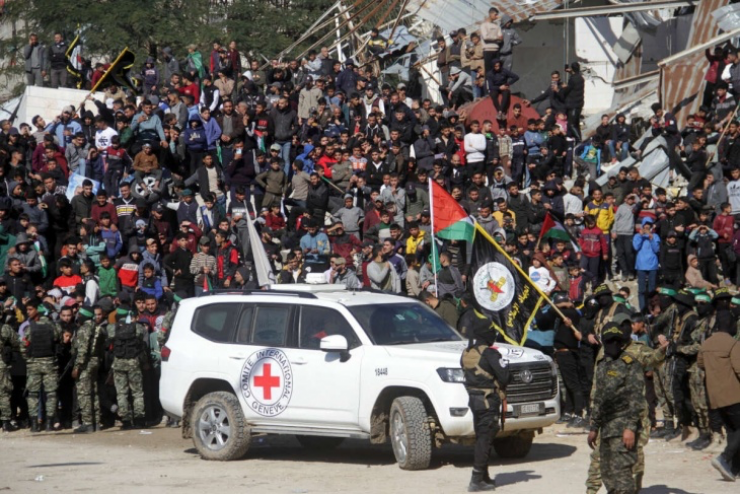 لبيد يدعو لتقديم طلب للوسطاء لإعادة كل الأسرى الإسرائيليين