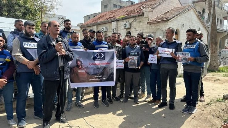 وقفة للصحفيين بغزة احتجاجًا على اغتيال الزميلين منصور وشبات