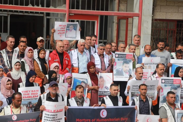  الهلال الأحمر الفلسطيني ينظم وقفات تضامنية موحدة للمطالبة بتحقيق دولي في جريمة استهداف مسعفيه في رفح