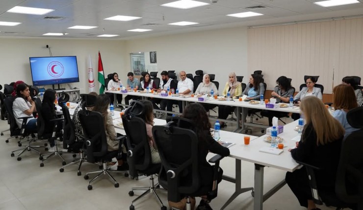 وفد من الحكومة البريطانية يزور جمعية الهلال الأحمر للاطلاع على جهودها الإنسانية في الضفة وغزة