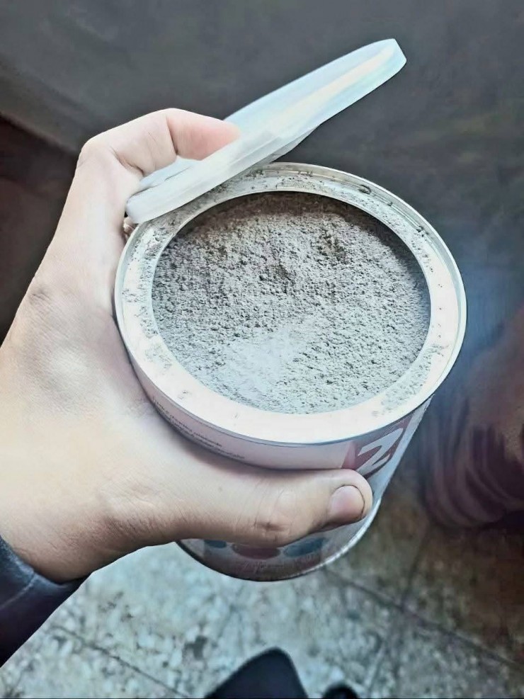 مواطن في غزة يكتشف مادة سامة داخل علبة حليب 