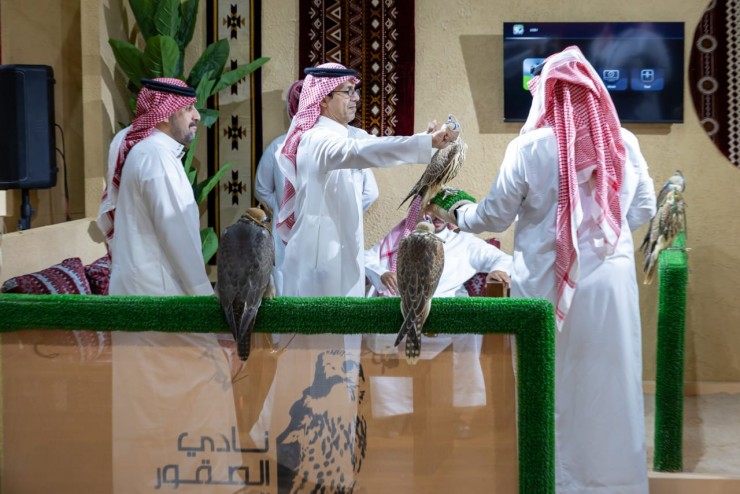 بالصور- الرياض تحتضن المزاد الدولي لمزارع إنتاج الصقور بمشاركة نخبة منتجي الصقور عالميًّا