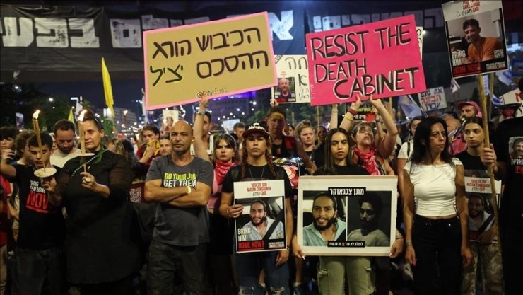 للمطالبة بصفقة تبادل أسرى.. متظاهرون يغلقون شارعا حيويا وسط تل أبيب