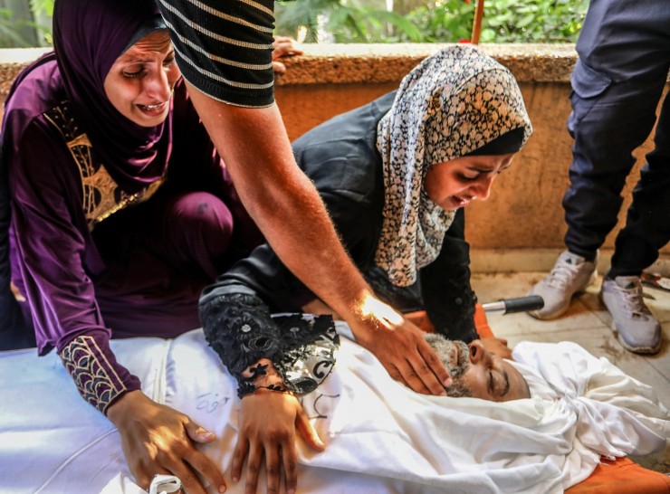  8 شهداء بينهم 6 من عائلة واحدة في قصف الاحتلال مخيم البريج وخان يونس