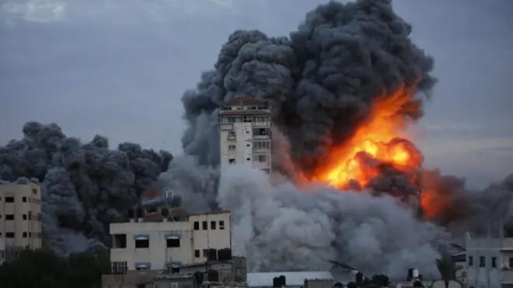 الجيش الإسرائيلي يفجّر 120 عربة مفخخة خلال أسبوع في غزة وسط تصاعد الدمار ونزوح المدنيين