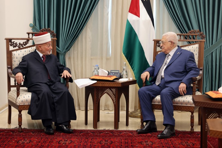 الرئيس عباس يستقبل مفتي القدس والديار الفلسطينية