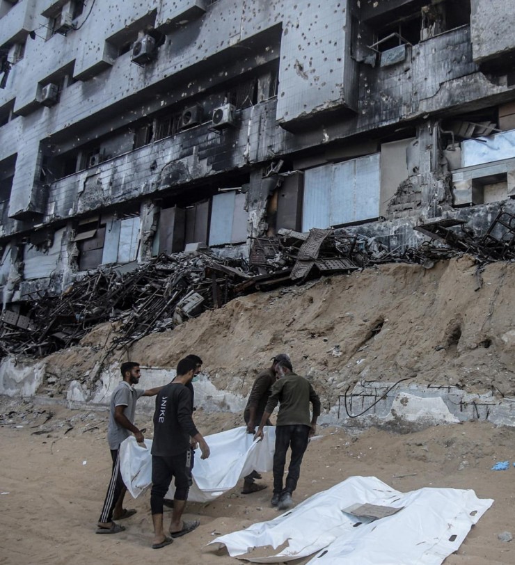 بين الركام والمقابر المزدحمة: حكاية أمّ غزيّة تبحث عن فرصة الوداع الأخير