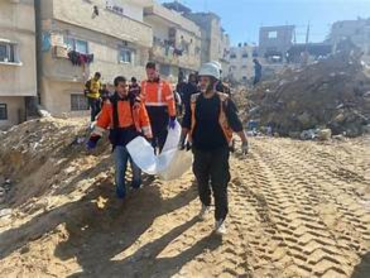 انتشال رفات ثلاثة شهداء من حي الأمل في خان يونس