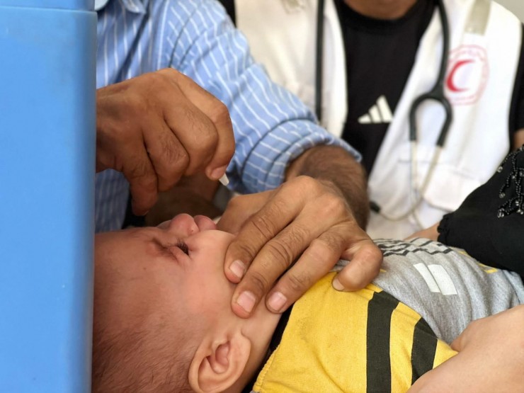 إقبال الأهالي يتصدر مشهد اليوم الأول من حملة التطعيمات التي ينفذها الهلال الأحمر الفلسطيني