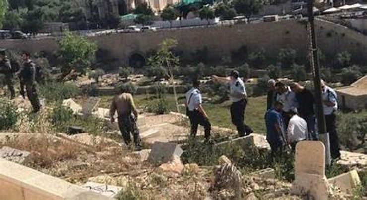 مستعمرون يحطمون قبورا في مقبرة باب الرحمة قرب المسجد الأقصى