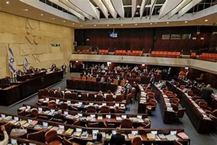 الكنيست يمهّد لقانون دائم يتيح للحكومة إغلاق وسائل إعلام أجنبية دون رقابة قضائية
