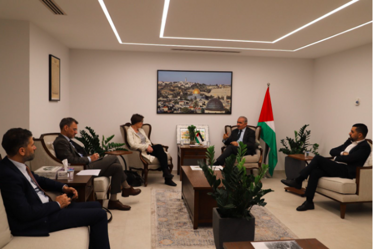 مركز الأبحاث الفلسطيني والمعهد الأوروبي للسلام يبحثان التعاون المشترك